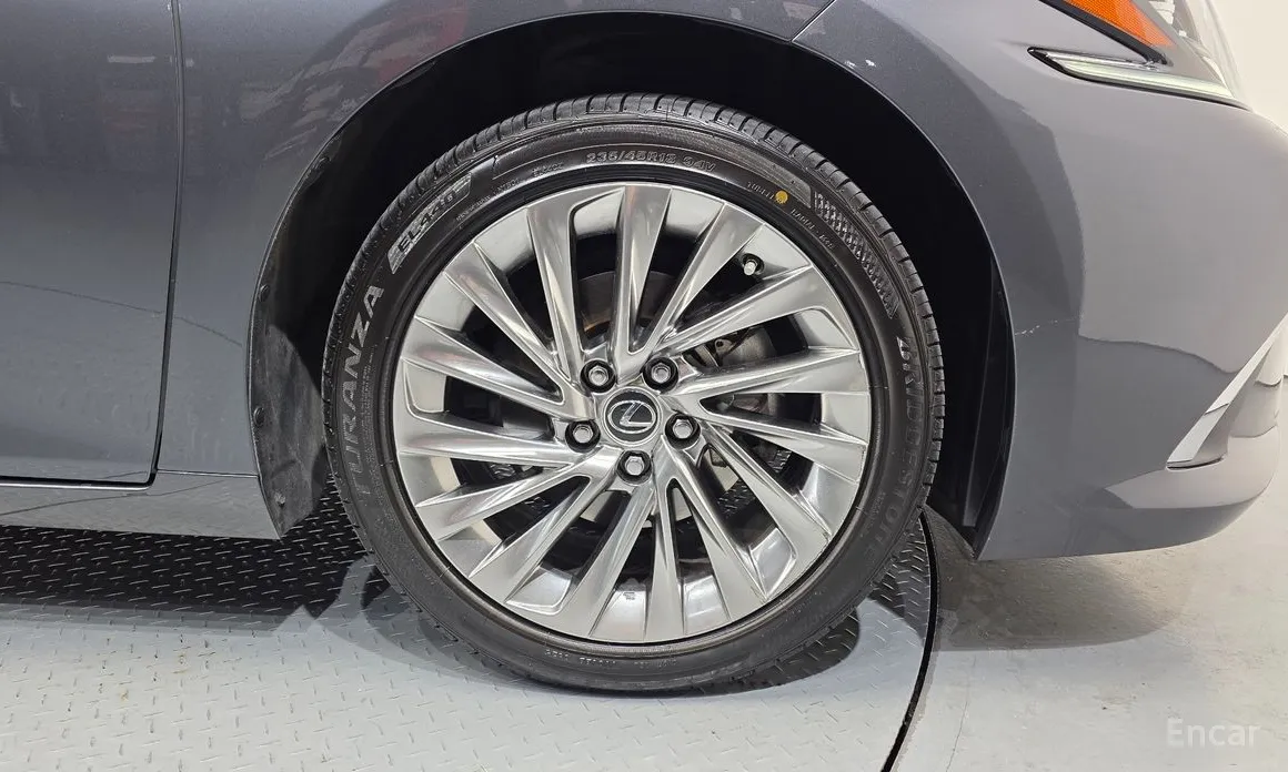 Photo 5 - Lexus ES