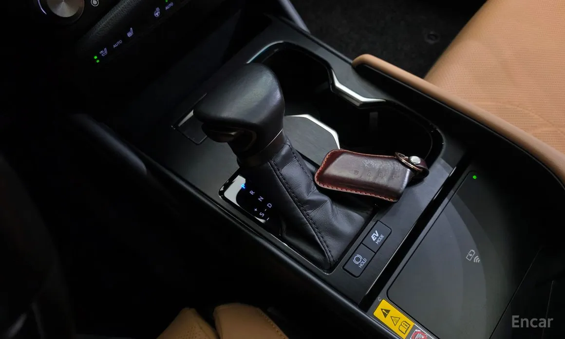 Photo 9 - Lexus ES