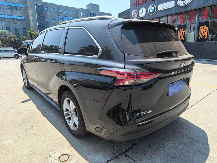 Фото 9 - Toyota Sienna