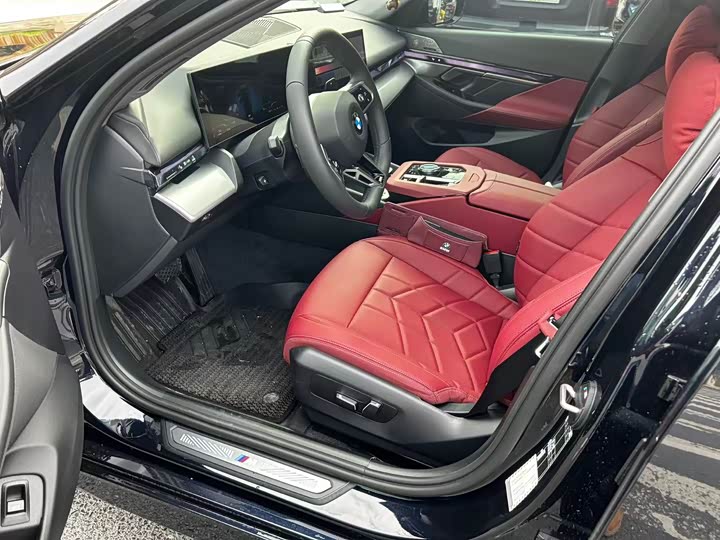 Photo 2 - BMW 5 Series