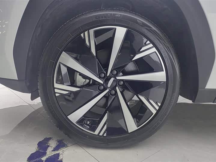 Фото 6 - Geely Atlas L