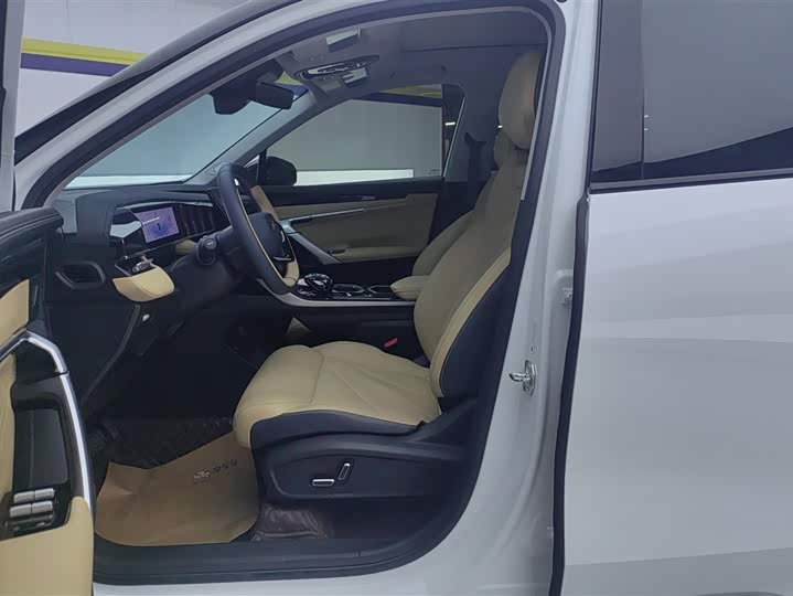 Фото 9 - Geely Atlas L