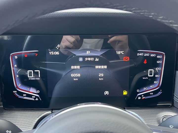 Фото 9 - Hongqi H5