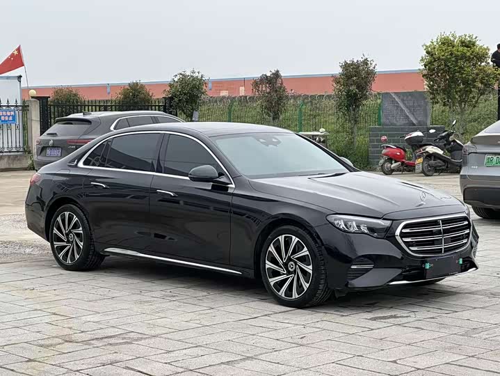 Фото 3 - Mercedes-Benz E-Class