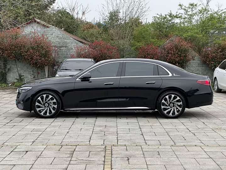 Фото 4 - Mercedes-Benz E-Class