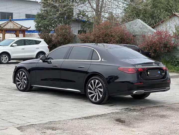 Фото 5 - Mercedes-Benz E-Class