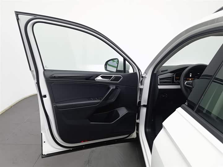 Фото 8 - Volkswagen Tiguan L Pro