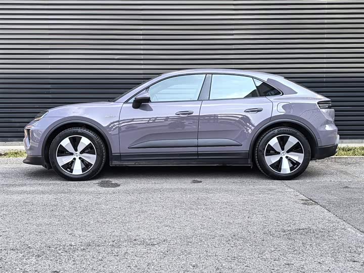 Фото 2 - Porsche Macan EV