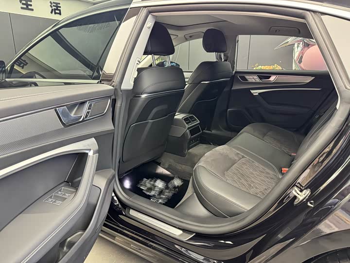 Фото 9 - Audi A7L