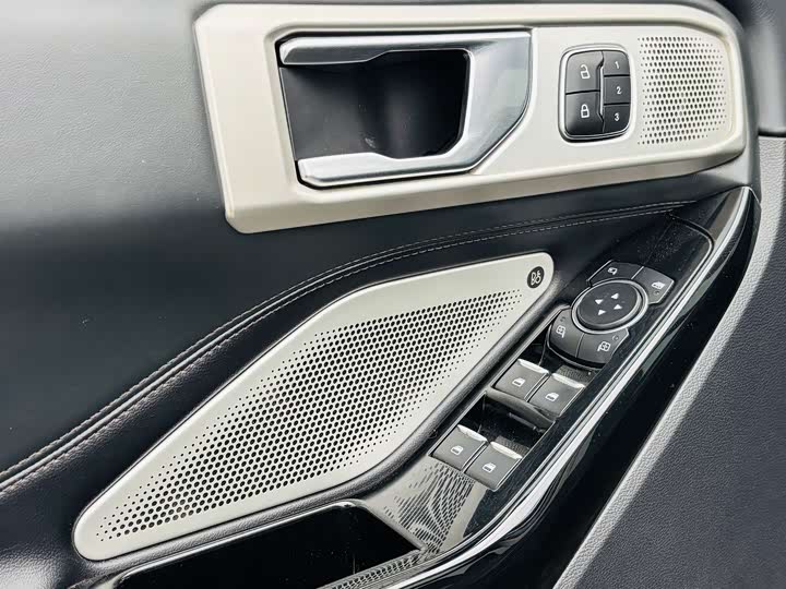 Фото 9 - Ford Explorer