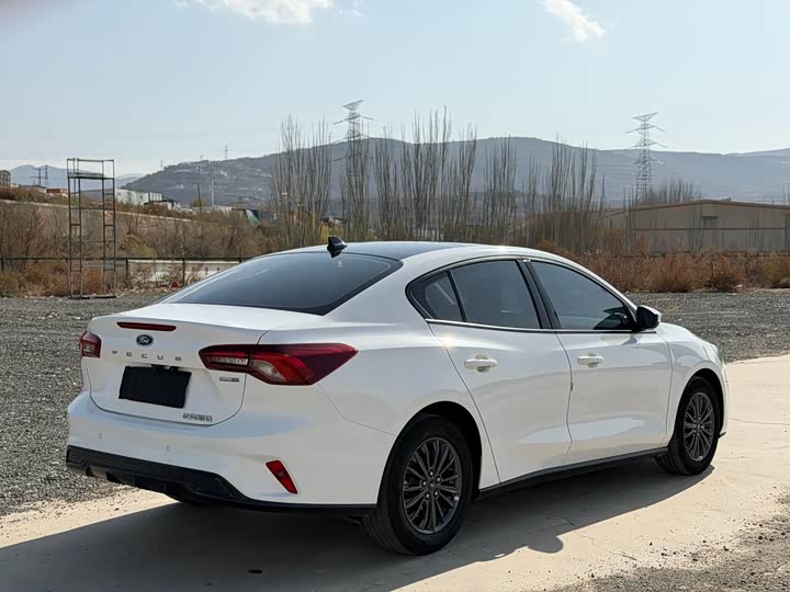 Ford Focus 2022 2022款 三厢 EcoBoost 180 自动竞速版