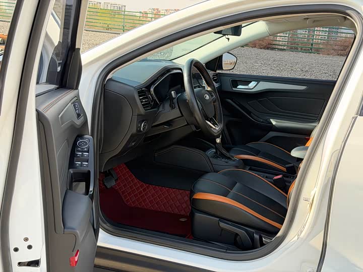 Ford Focus 2022 2022款 三厢 EcoBoost 180 自动竞速版