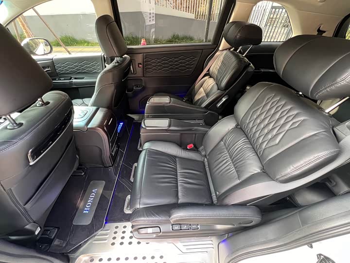 Фото 4 - Honda Elysion