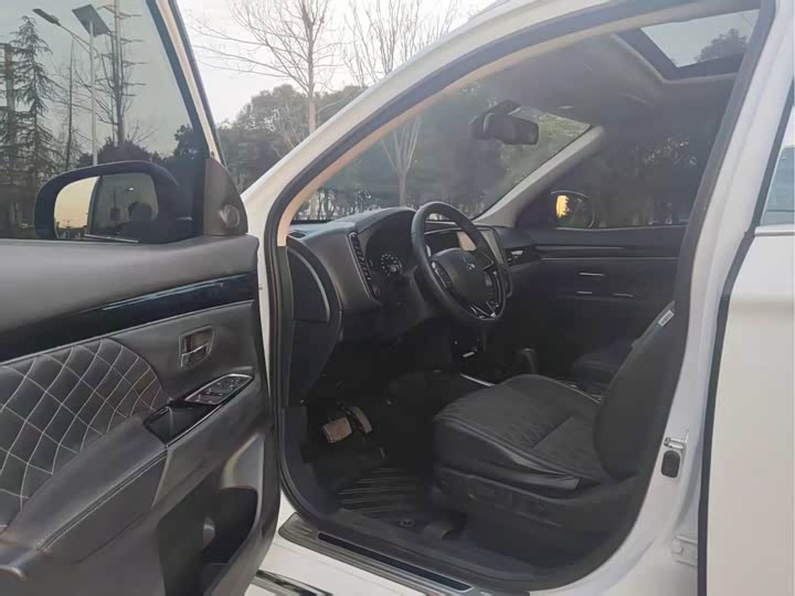 Mitsubishi Outlander 2021 2021款 2.0L 两驱畅享版 7座