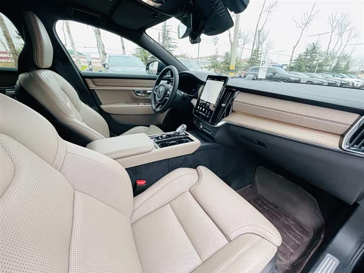 Volvo S90 Hybrid 2026 2026款 插电式混动 四驱长续航智雅豪华版