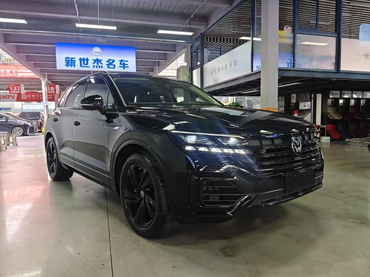 Фото 3 - Volkswagen Touareg