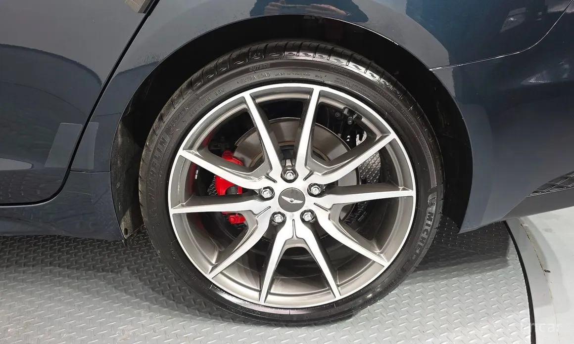 Photo 5 - Genesis G70