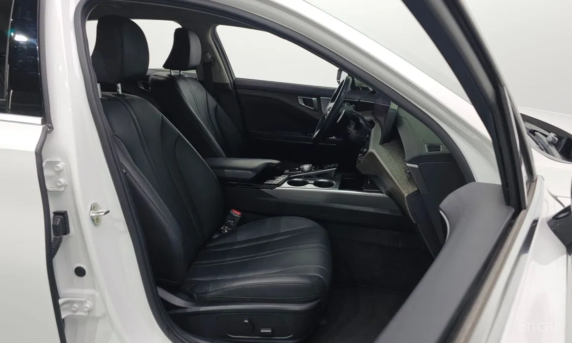 Photo 11 - Kia K8