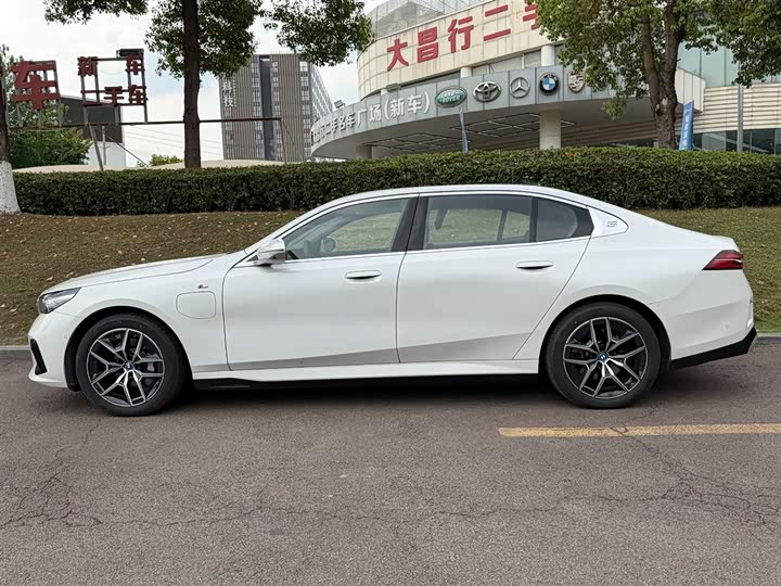 2025 BMW i5