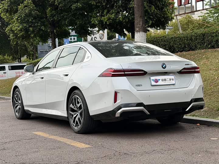 2025 BMW i5