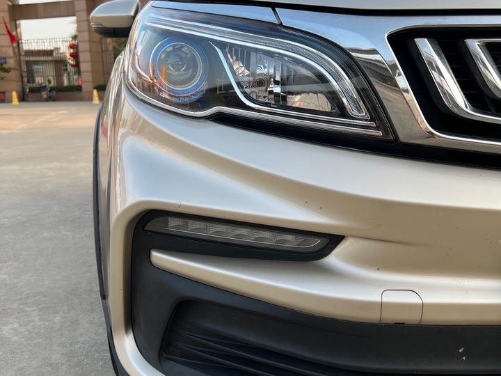 Фото 14 - Geely Vision X3