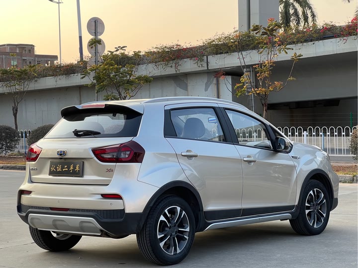 Фото 7 - Geely Vision X3