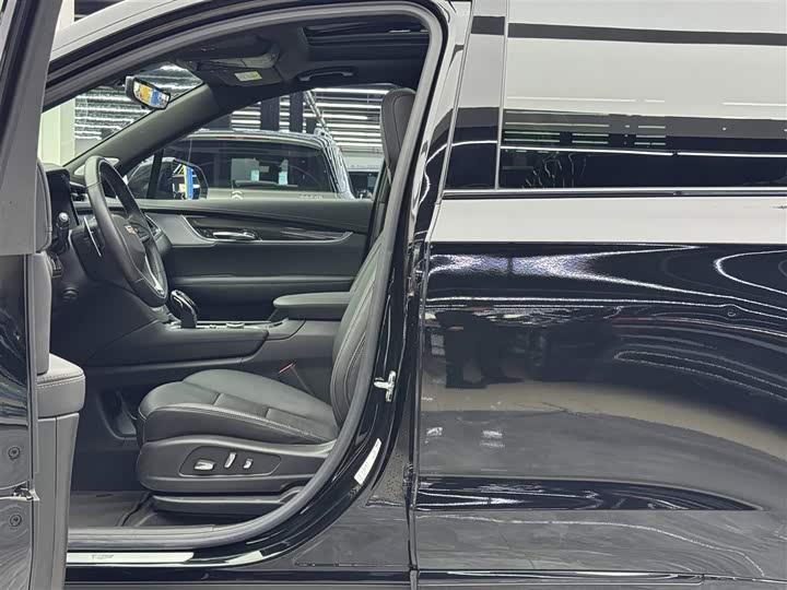 Photo 6 - Cadillac XT6