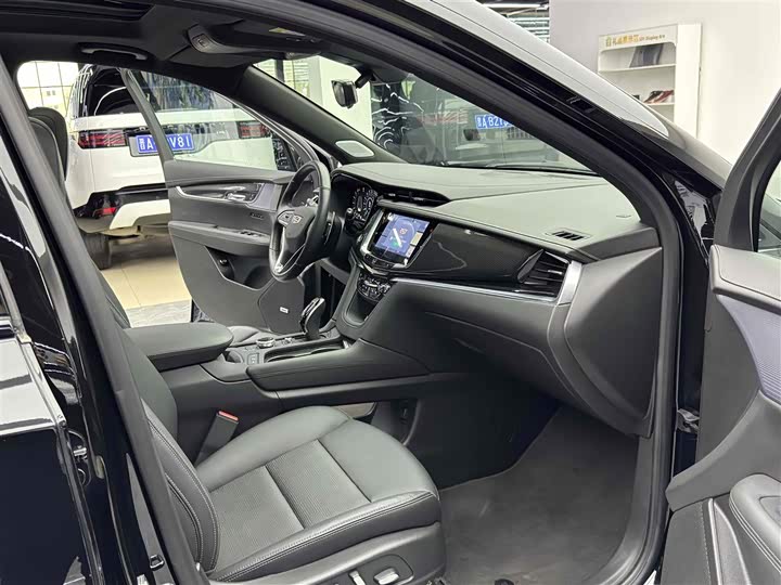 Photo 8 - Cadillac XT6