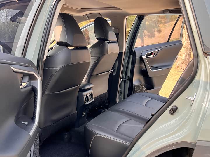 Фото 8 - Toyota RAV4