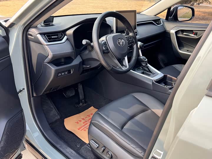 Фото 9 - Toyota RAV4