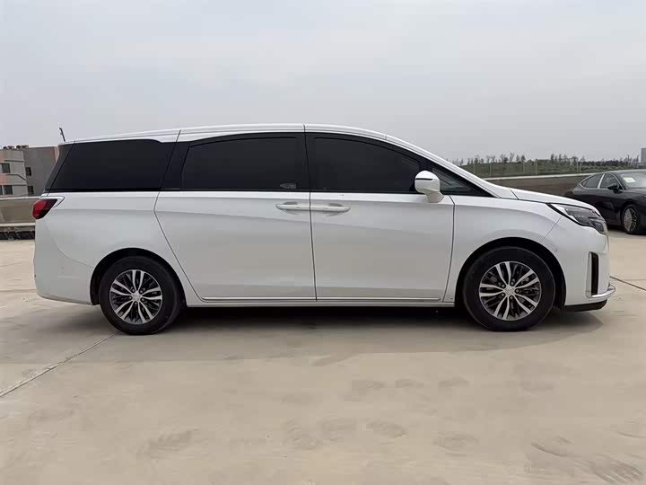Photo 5 - Buick GL8 ES
