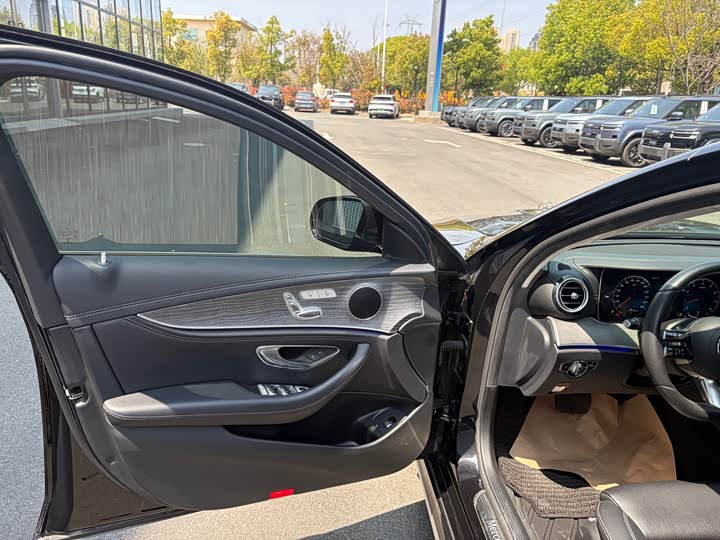 Фото 5 - Mercedes-Benz E-Class