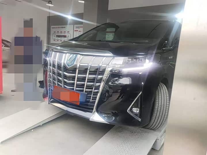 Фото 1 - Toyota Alphard