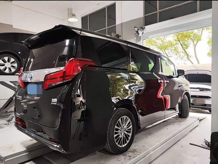 Фото 3 - Toyota Alphard