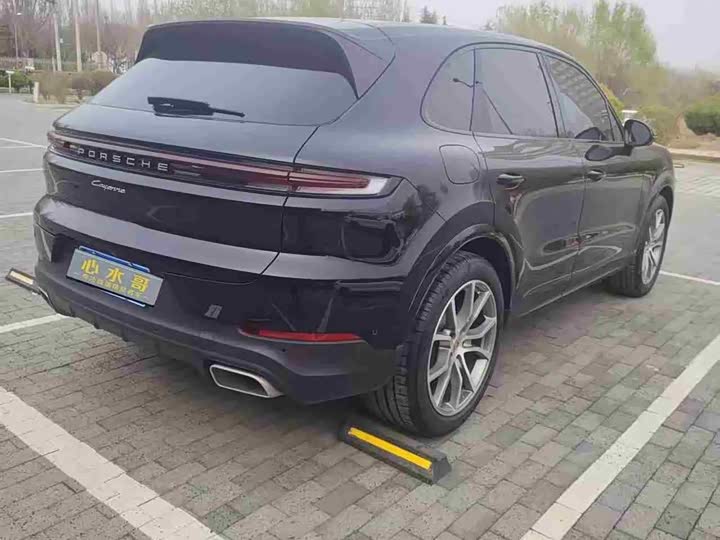 Photo 2 - Porsche Cayenne