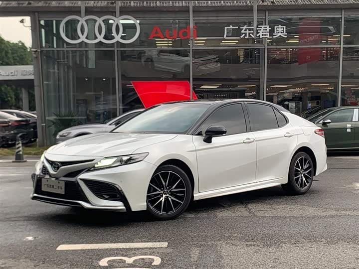 Фото 1 - Toyota Camry