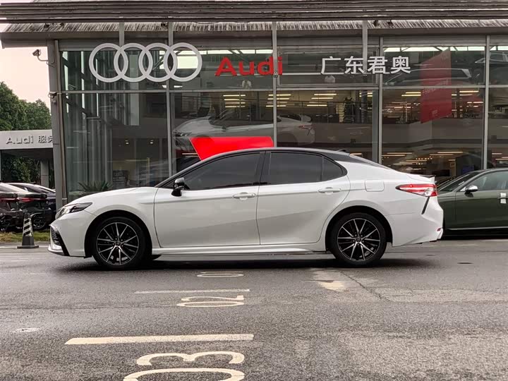Фото 3 - Toyota Camry