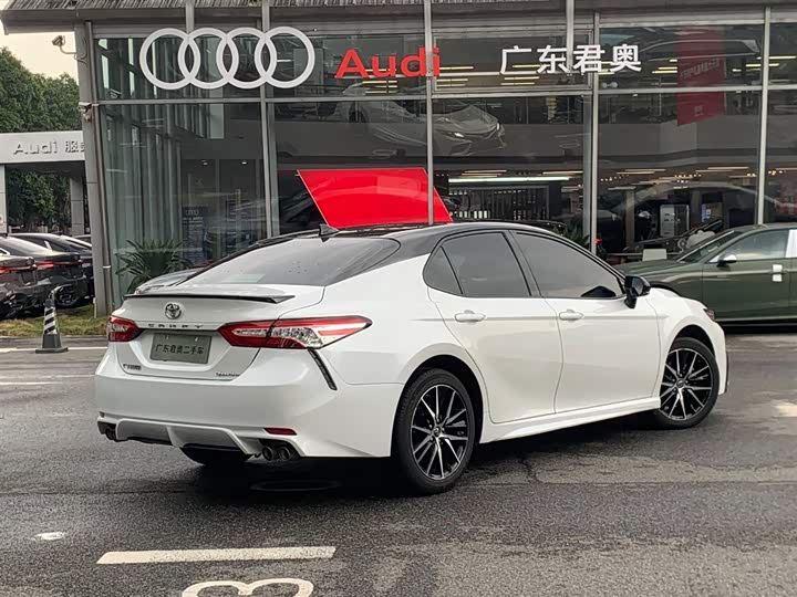 Фото 7 - Toyota Camry