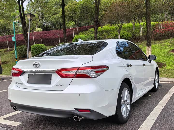 Фото 4 - Toyota Camry
