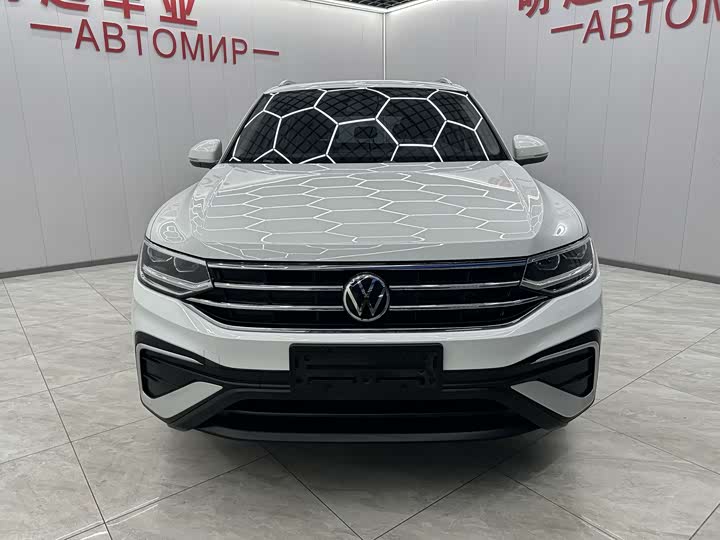 Фото 3 - Volkswagen Tiguan L Pro