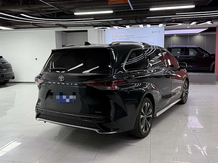 Фото 4 - Toyota Granvia