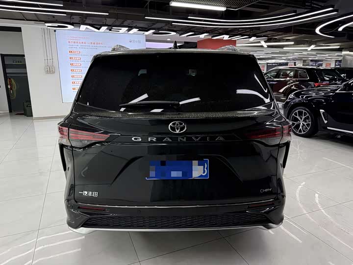Фото 5 - Toyota Granvia
