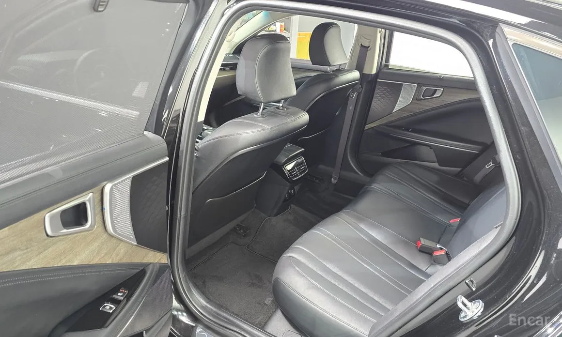 Photo 11 - Kia K8