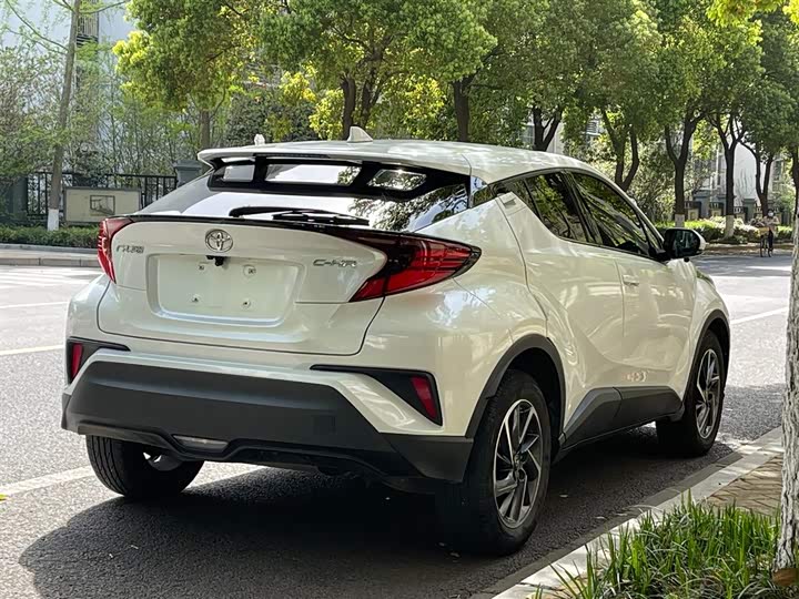 Фото 4 - Toyota C-HR