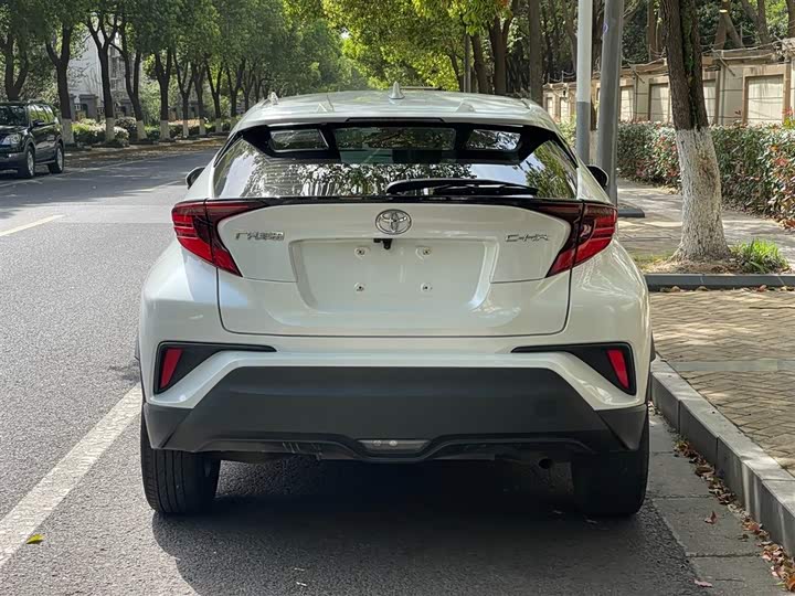 Фото 5 - Toyota C-HR