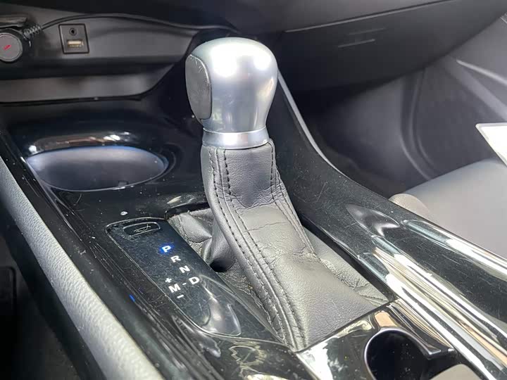 Фото 9 - Toyota C-HR