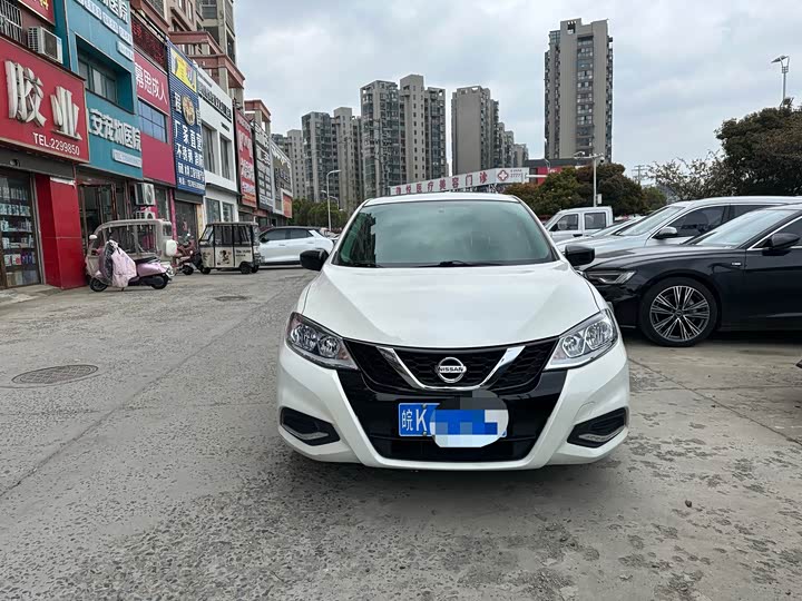 Фото 2 - Nissan Tiida