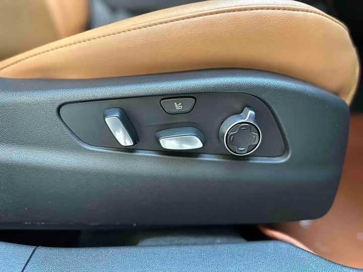 Фото 9 - Cadillac XT4