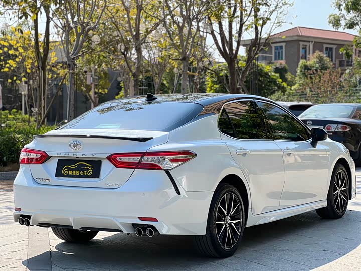Фото 7 - Toyota Camry