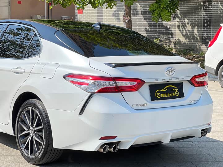 Фото 8 - Toyota Camry